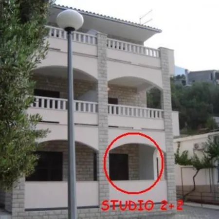 Apartment Ground Floor With Terace Brela