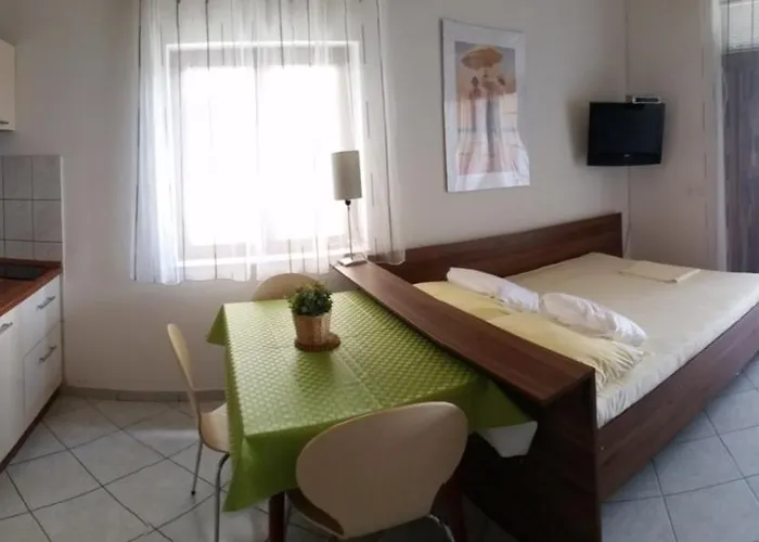 Ground Floor With Terace 公寓 *